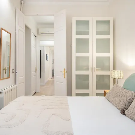 Experience Local Life In The Heart Of Gracia, Daire *