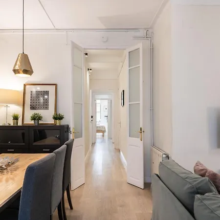Experience Local Life In The Heart Of Gracia, Daire *